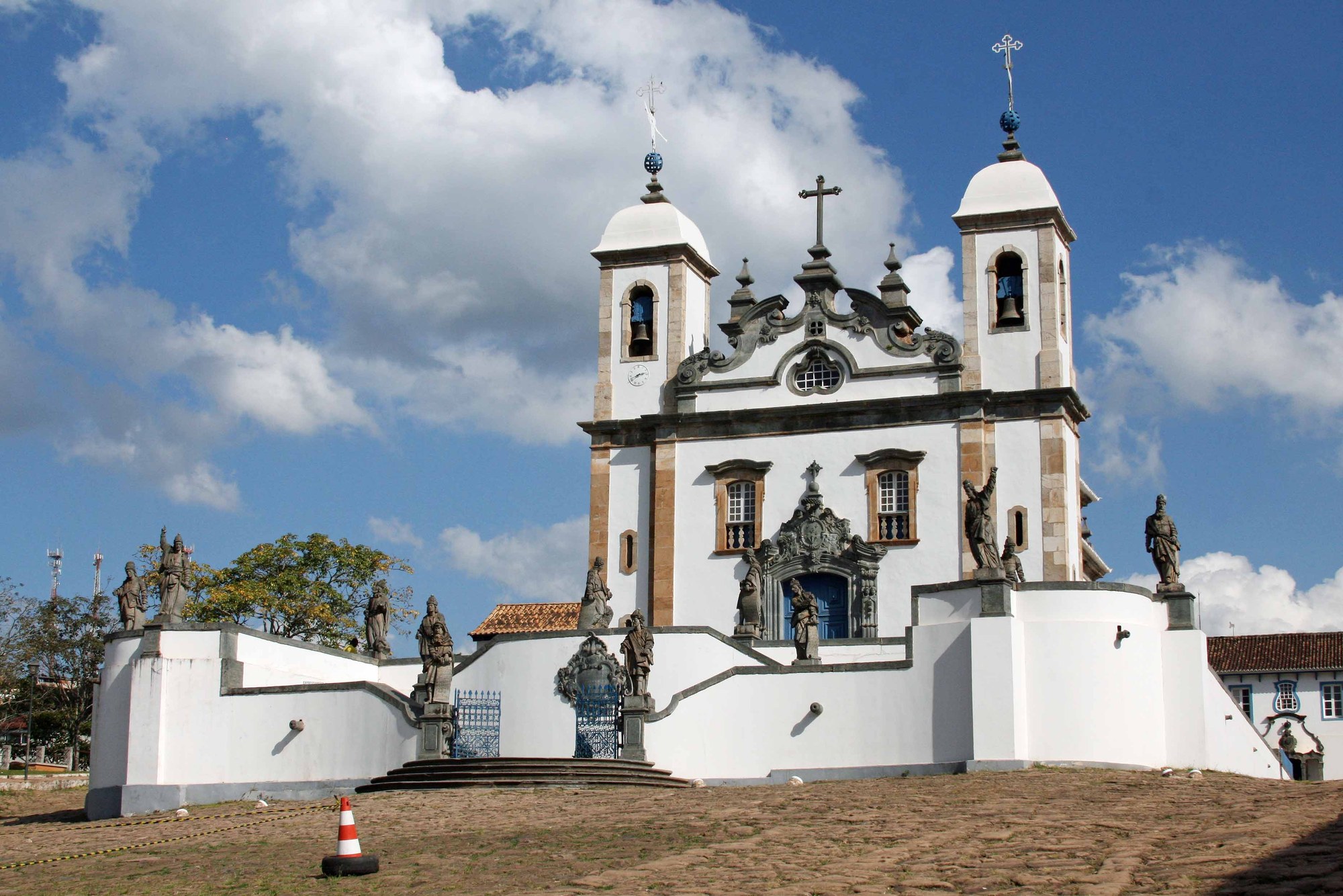 Igreja matriz de Nossa Senhora da Conceição em Congonhas, adro e a cidade na encosta.